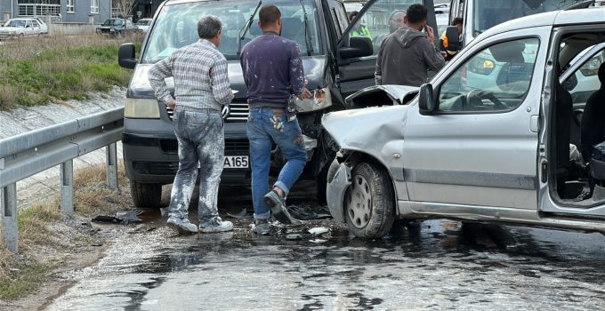 Minibüs ile hafif ticari araç kafa kafaya çarpıştı: 2 yaralı