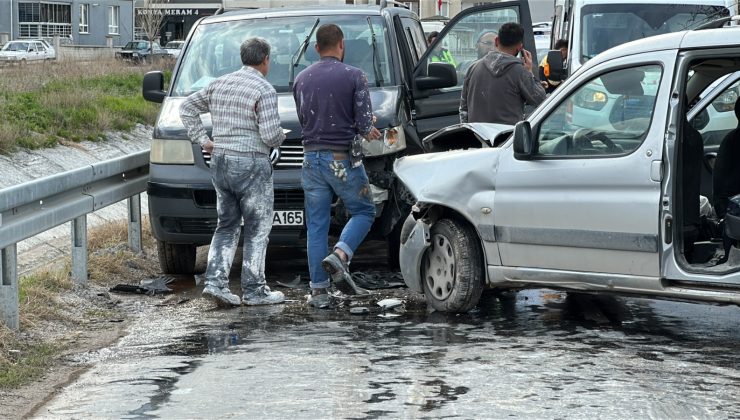 Minibüs ile hafif ticari araç kafa kafaya çarpıştı: 2 yaralı