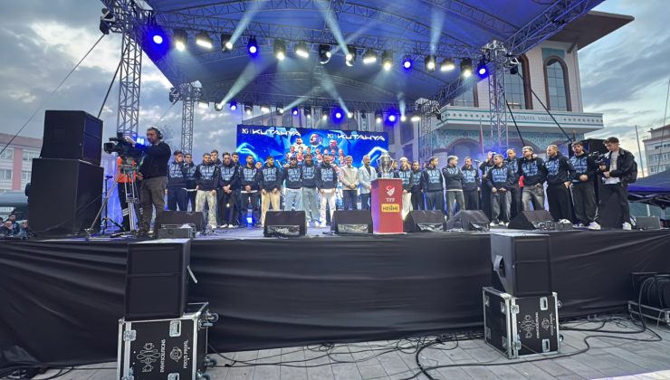 Kupa Zafer Meydanı’nda Kütahyalılarla buluştu