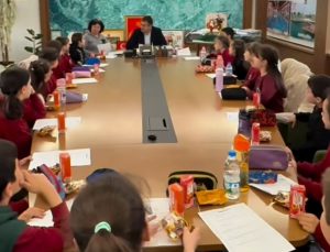 Başkan Akel, miniklerin sorularını yanıtladı