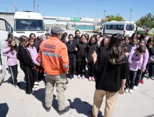 Öğrenciler atıkların geri kazanılmasına şahitlik etti