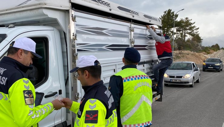 Jandarma ve tarım müdürlüğü ekiplerinden yol kontrolü