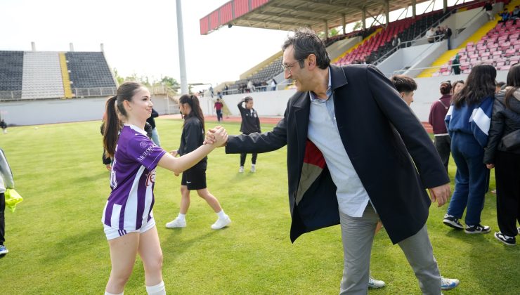 Başkan Derin’den kadın futbol takımına destek