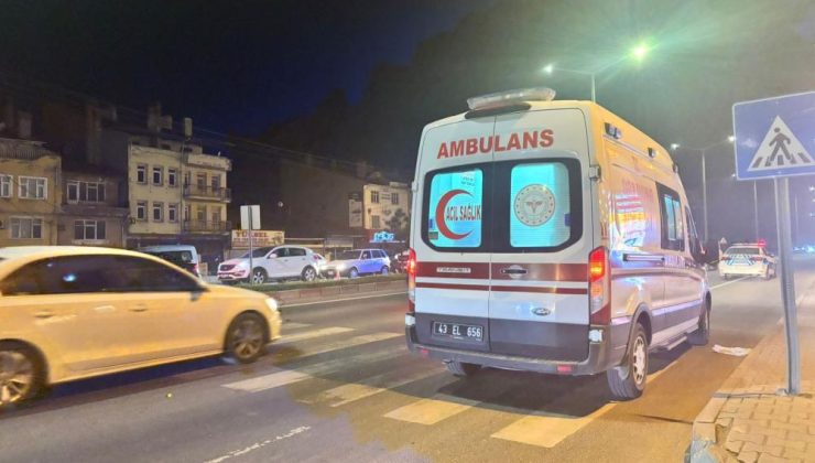 Devrilen motosikletteki 3 kişi yaralandı