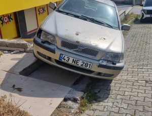 Freni boşalan otomobil doğalgaz borusunda asılı kaldı