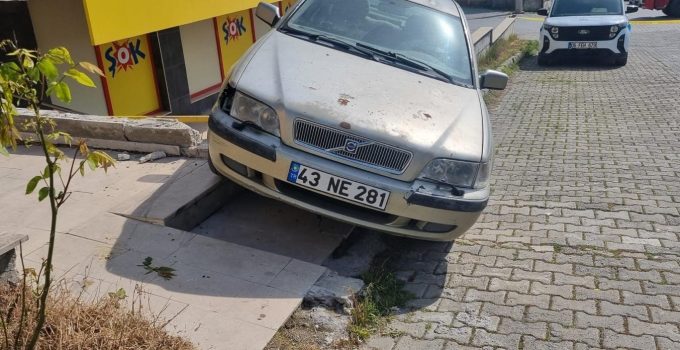Freni boşalan otomobil doğalgaz borusunda asılı kaldı