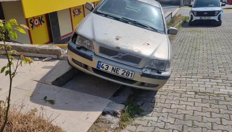 Freni boşalan otomobil doğalgaz borusunda asılı kaldı