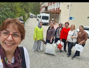 İyilikte yarışan kadınlar huzurevindeki yaşlılar için lif ördü