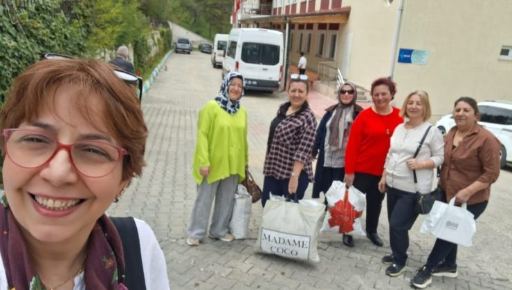 İyilikte yarışan kadınlar huzurevindeki yaşlılar için lif ördü