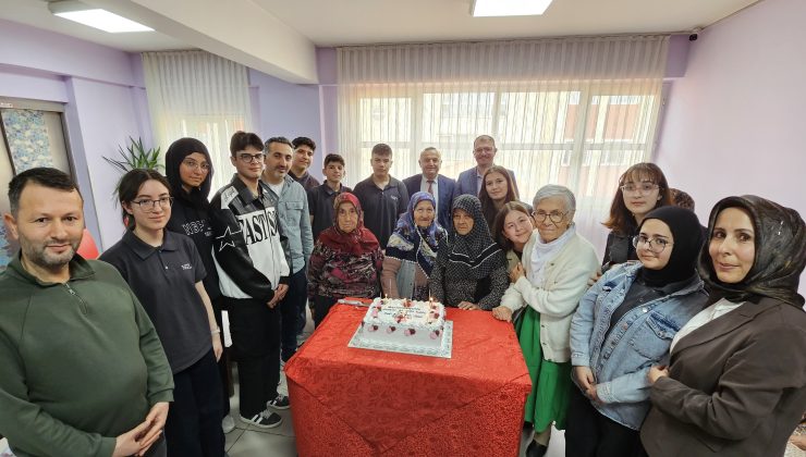 Lise öğrencilerinden huzurevine anneler günü ziyareti