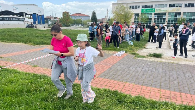 Oryantiring müsabakasında ebeveynler ve çocukları el ele yarıştı