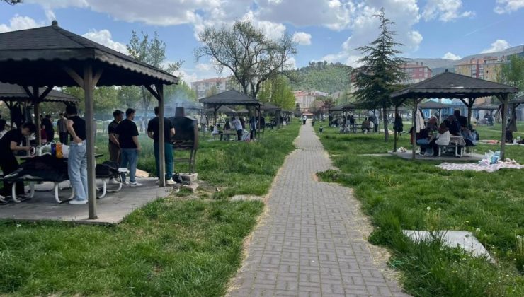 Güneşi gören vatandaşlar parkları akın etti