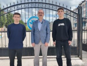 Öğrencilerden örnek davranış: Otobüste buldukları parayı polise teslim ettiler