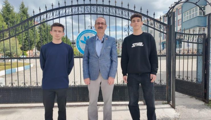 Öğrencilerden örnek davranış: Otobüste buldukları parayı polise teslim ettiler