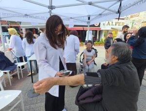Akademisyen ve öğrencilerden vatandaşlara sağlık bilgilendirmesi