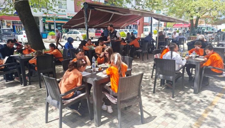 Kahvehane önünde kitap okudular