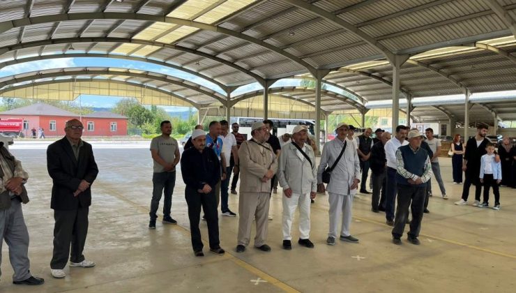 Hacı adayları kutsal topraklara dualarla uğurlandı