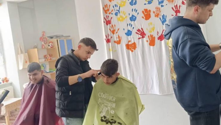 Geleceğin kuaförlerinden özel öğrencilere saç bakımı