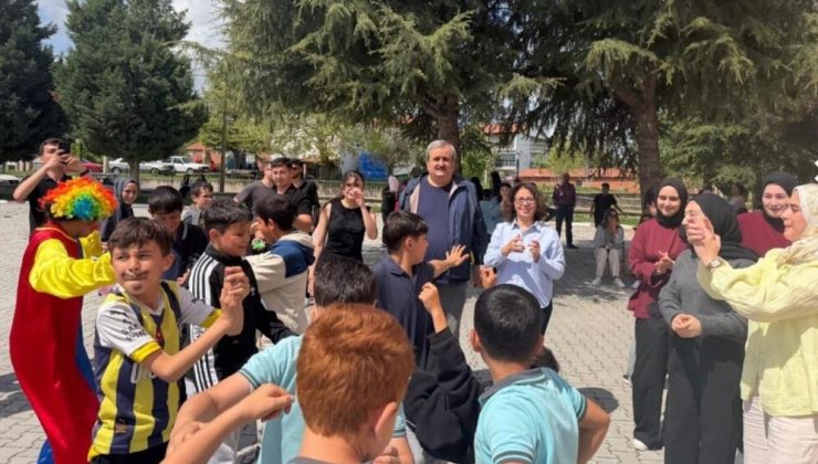 Üniversiteliler miniklerin dünyasına dokundu