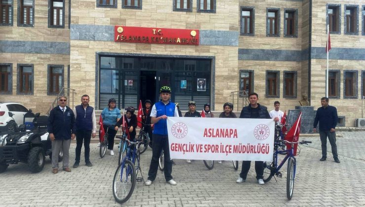 Öğrenciler sağlıklı yaşama dikkat çekmek için pedal çevirdi