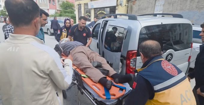 Direksiyon başında fenalaşan sürücü park halindeki araca çarptı
