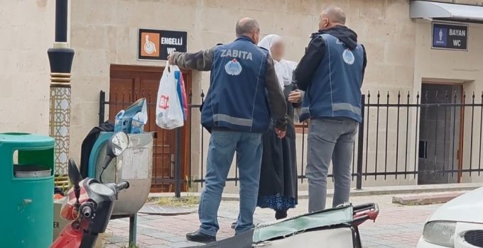 Zabıtaya direnen dilenciyi polis uzaklaştırdı