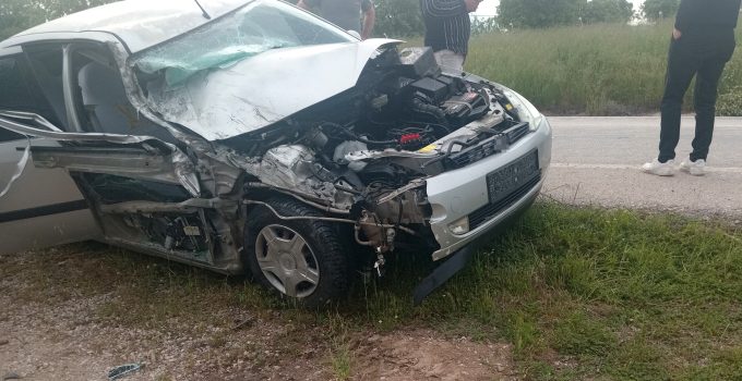 Kamyon ile çarpışan otomobil hurdaya döndü: 3 yaralı