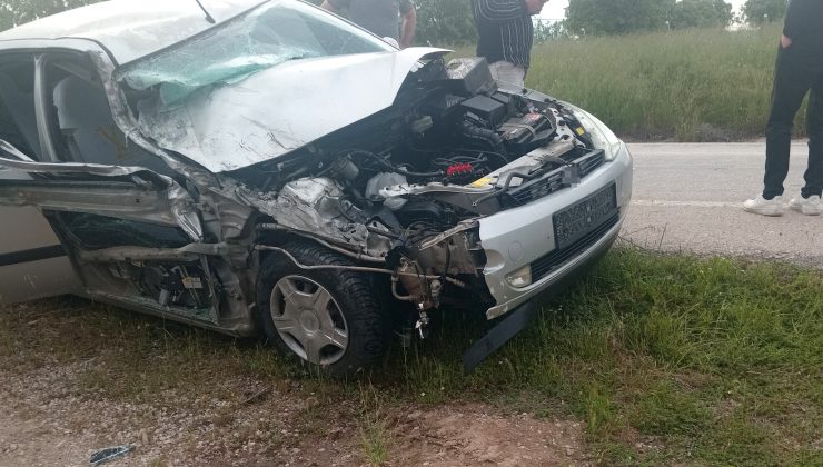 Kamyon ile çarpışan otomobil hurdaya döndü: 3 yaralı