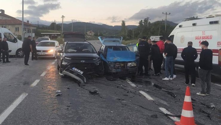 2 otomobil çarpıştı: 3 yaralı