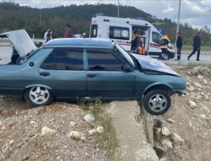İki araç kavşakta çarpıştı: 3 yaralı