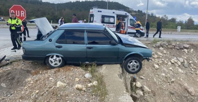 İki araç kavşakta çarpıştı: 3 yaralı