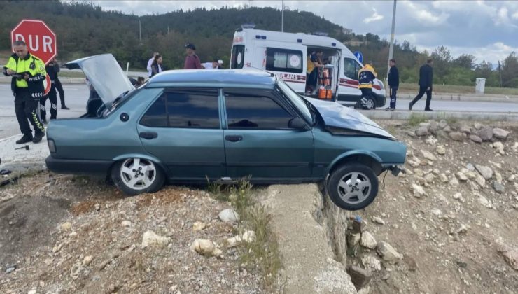 İki araç kavşakta çarpıştı: 3 yaralı