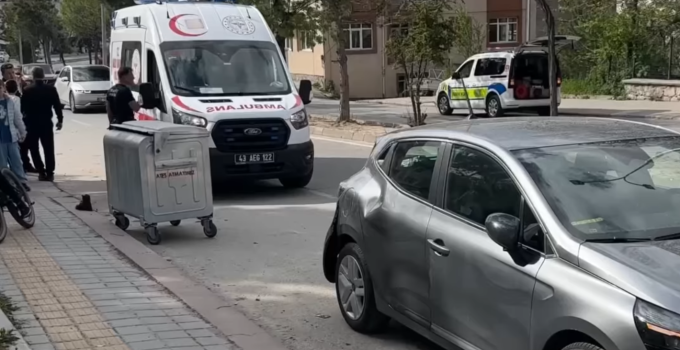 Yayaya yol vermek isteyen otomobile motosiklet çarptı