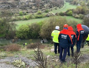 Otomobil uçuruma yuvarlanıp, dere yatağına düştü: 1 ölü, 1 ağır yaralı