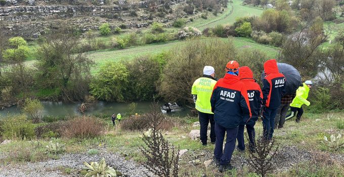 Otomobil uçuruma yuvarlanıp, dere yatağına düştü: 1 ölü, 1 ağır yaralı