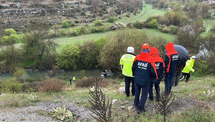 Otomobil uçuruma yuvarlanıp, dere yatağına düştü: 1 ölü, 1 ağır yaralı