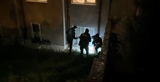 Alkollü şahıs apartman boşluğuna düştü: Yardımına koşan komşu da hastanelik oldu