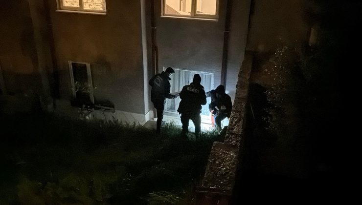 Alkollü şahıs apartman boşluğuna düştü: Yardımına koşan komşu da hastanelik oldu