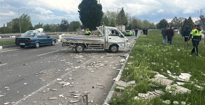Otomobil kamyonete arkadan çarptı, fayanslar yola saçıldı: 2 yaralı