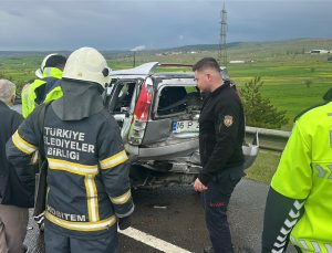 3 araç hurdaya döndü: 2 kişi yaralandı