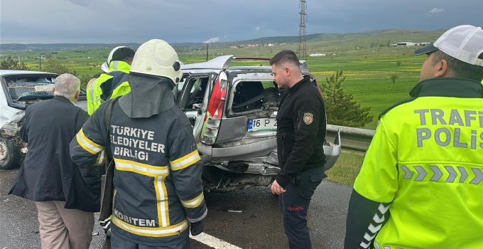 3 araç hurdaya döndü: 2 kişi yaralandı