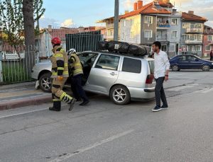 Kaza yapan otomobil duvara çarparak durabildi