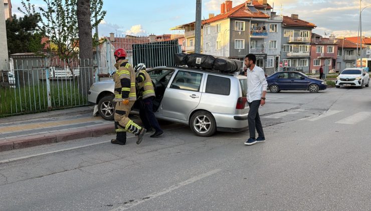 Kaza yapan otomobil duvara çarparak durabildi