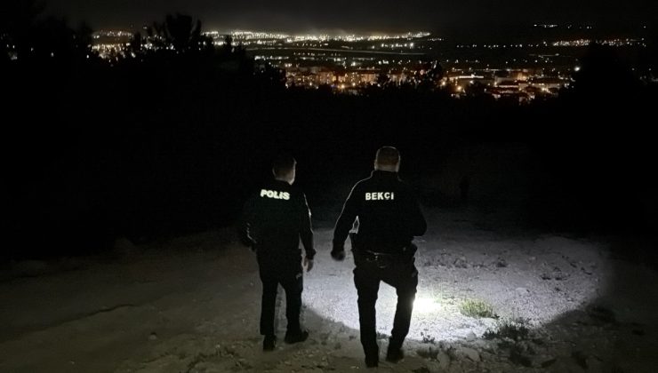 Dağ yolunda mahsur kalan 2 kişiyi bekçi ve polisler kurtardı