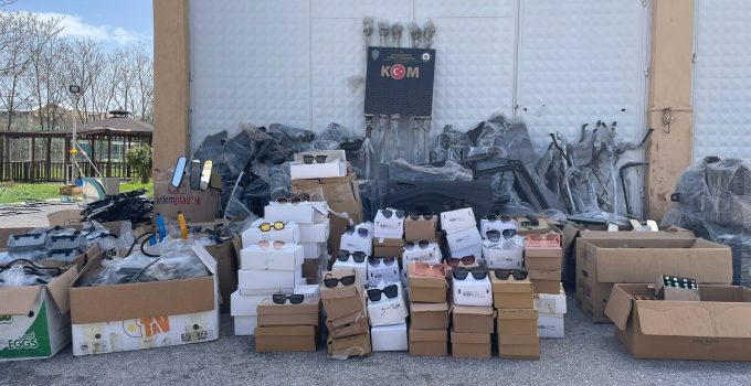 İki ayrı operasyonda 775 bin makaron ve binlerce kaçak ürün ele geçirildi