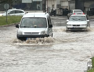 KAVŞAK GÖLE DÖNDÜ, YOL ÇÖKTÜ
