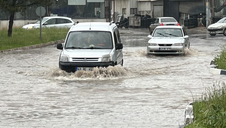KAVŞAK GÖLE DÖNDÜ, YOL ÇÖKTÜ