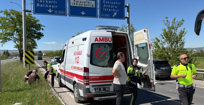 3 ARAÇ BİRBİRİNE GİRDİ: 4 KİŞİ YARALANDI