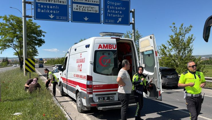 3 ARAÇ BİRBİRİNE GİRDİ: 4 KİŞİ YARALANDI