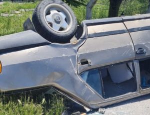  DUVARA ÇARPAN OTOMOBİL TAKLA ATTI: 4 YARALI